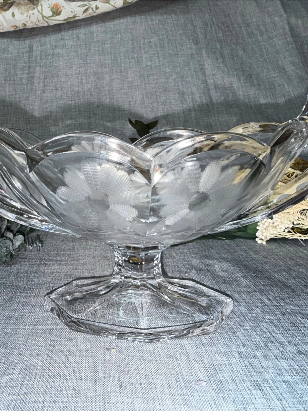 Vintage Clear Pressed Glass Pedestal Centerpiece Console Bowl Flower Daisy